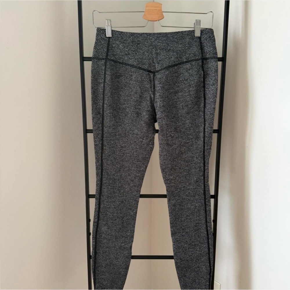 Women’s Eddie Bauer Black and White Patterned Leggings, size M